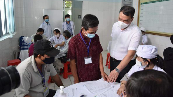 Kiểm tra tiêm thử nghiệm vaccine tại điểm cầu Trung tâm Y tế Bến Lức (Long Anh) sáng 26/2. Ảnh - Khôi Nguyễn.