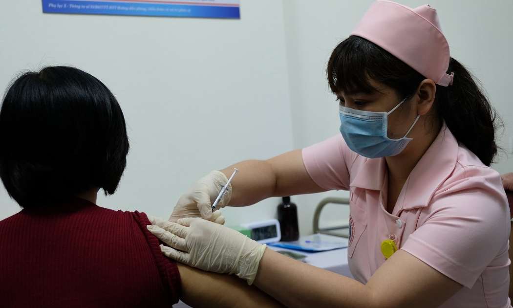 Những tình nguyện viên đầu tiên được tiêm thử nghiệm vaccine Covivac sáng 15/3. Ảnh - Tuấn Dũng.