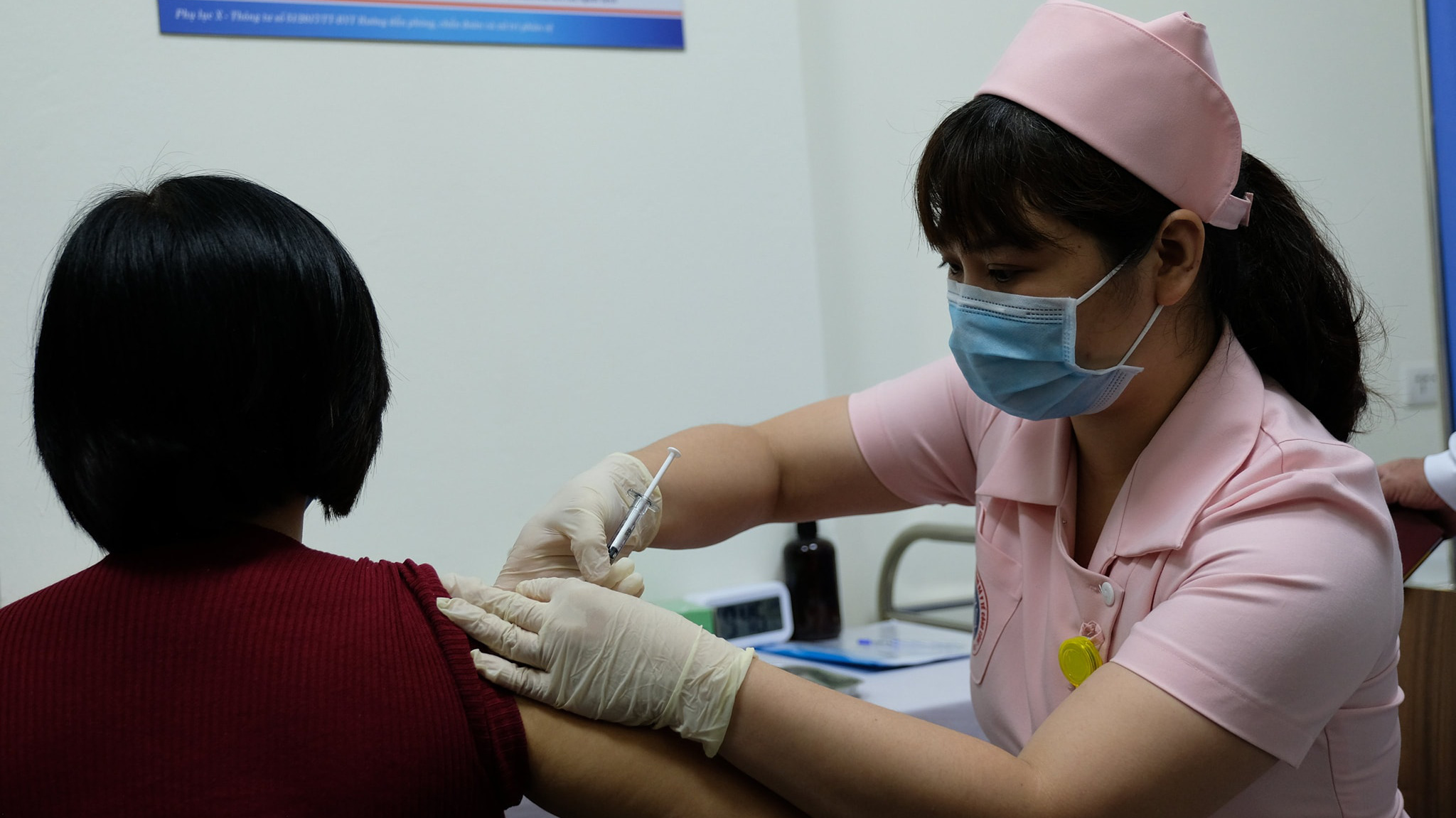 Những tình nguyện viên đầu tiên được tiêm thử nghiệm vaccine Covivac sáng 15/3. Ảnh - Tuấn Dũng. 