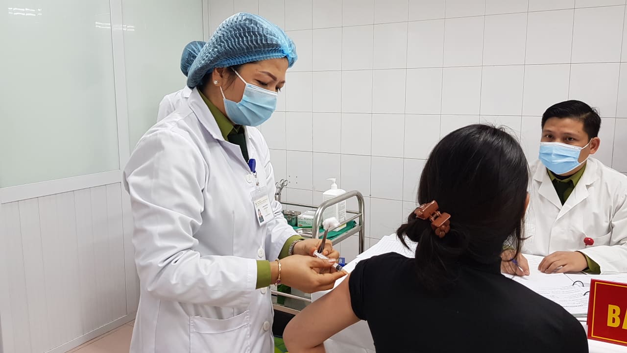 Tiêm thử nghiệm vaccine ngừa Covid-19 của Công ty NANOGEN. Ảnh - Bộ Y tế. 
