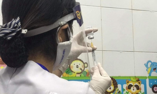 Thêm 2 trường hợp bị phản ứng nặng sau tiêm vaccine Covid-19 