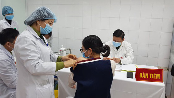 Về địa bàn, ưu tiên tiêm trước cho các đối tượng nêu trên ở các tỉnh, thành phố trực thuộc Trung ương đang có dịch; trong tỉnh, thành phố ưu tiên tiêm trước cho các đối tượng ở vùng đang có dịch.