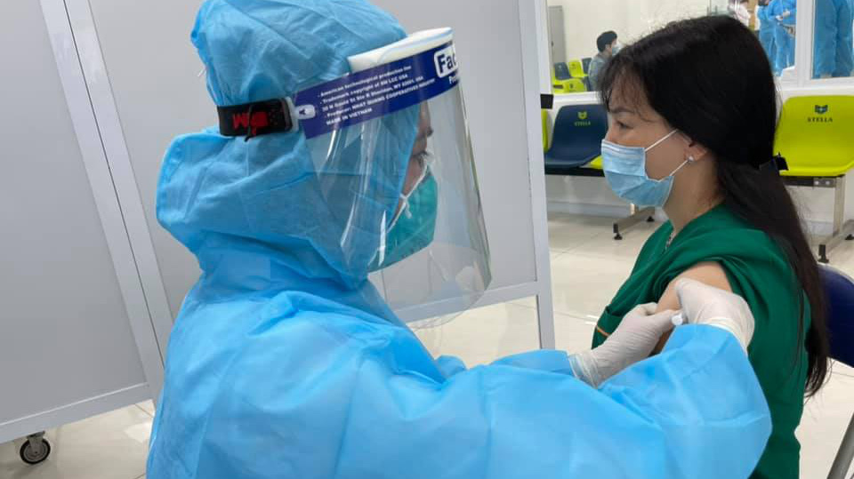 Tiêm vaccine Covid-19  tại Bệnh viện Bệnh Nhiệt Trung ương cơ sở Đông Anh sáng 8/3. Ảnh - Bộ Y tế. 