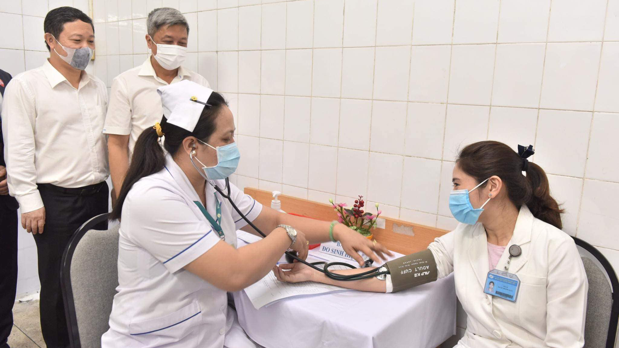 Nguời tiêm vaccine Covid-19 tại Việt Nam được khám sàng lọc trước khi tiêm. Ảnh - Bộ Y tế. 