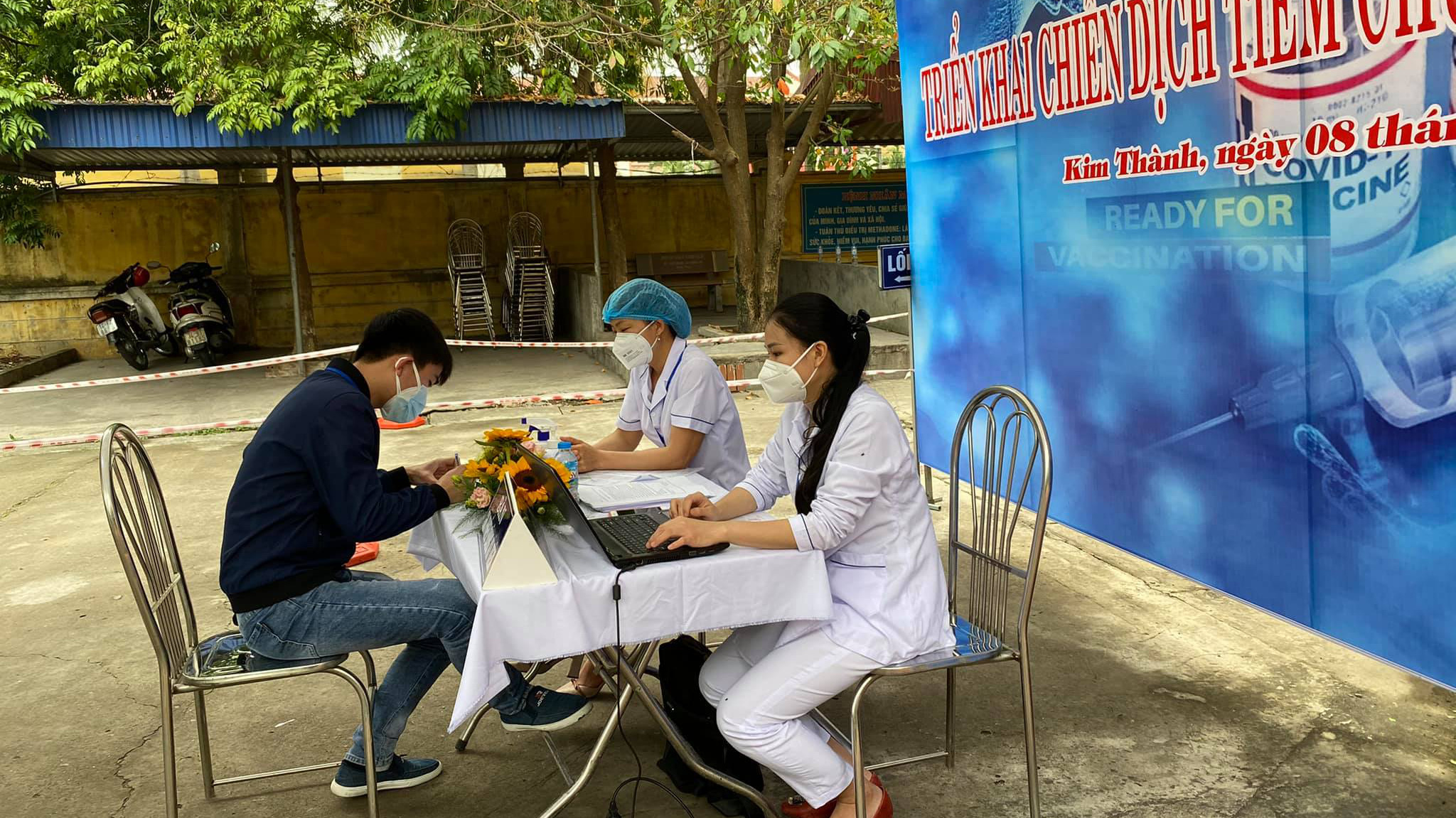 Đăng ký khám sàng lọc trước khi tiêm vaccine Covid-19 tại Hải Dương. Ảnh - Bộ Y tế. 