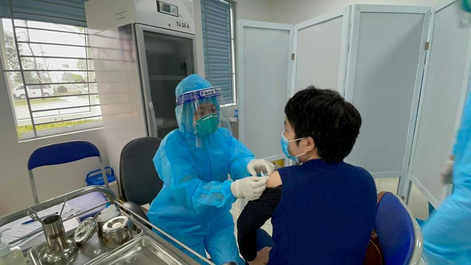 Tiêm vaccine Covid-19 tại Bệnh viện Bệnh Nhiệt đới Trung ương ngày 8/2. Ảnh - Bộ Y tế.