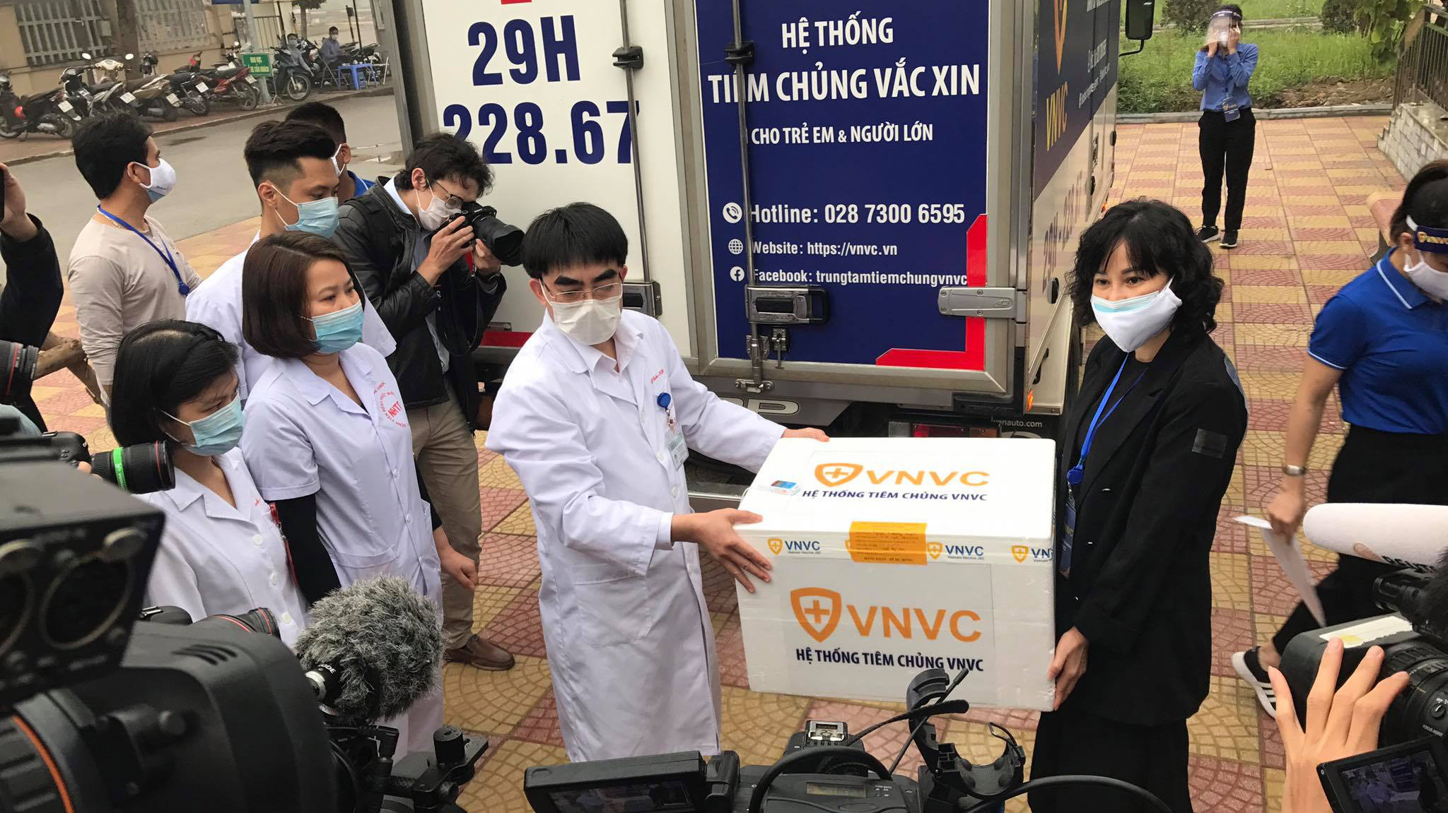 Những liều vaccine đầu tiên đã được chuyển đến điểm tiêm chủng Bệnh viện Bệnh Nhiệt đới Trung ương (Hà Nội) sáng 8/3. Ảnh - Bộ Y tế. 