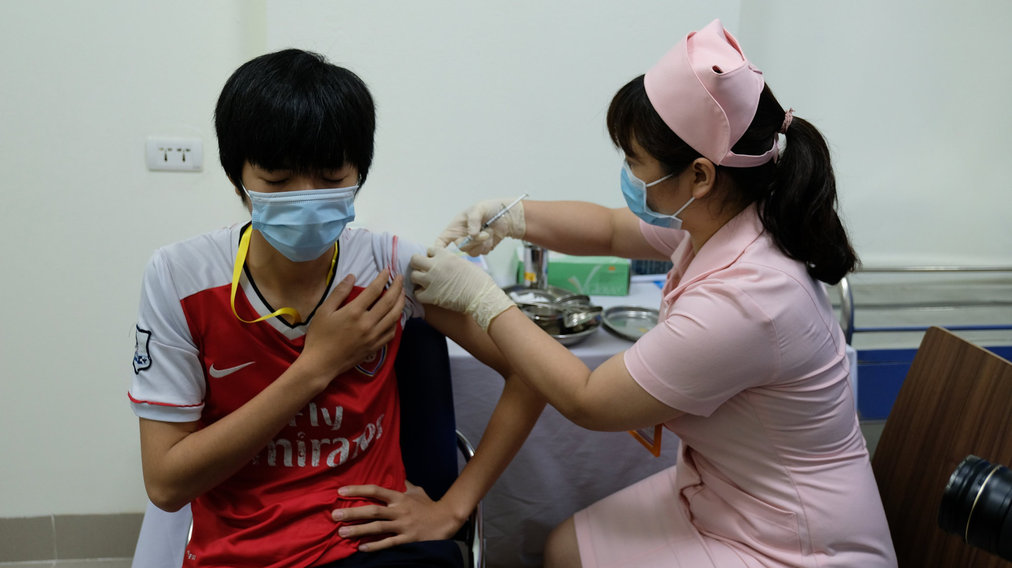 Những tình nguyện viên đầu tiên tiêm thử nghiệm mũi 1 vaccine Covivac hôm 15/3. Ảnh - Bộ Y tế. 