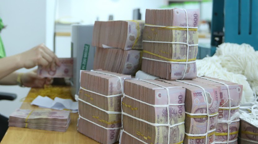 Lãi suất liên ngân hàng liên tục giảm nhưng lãi suất huy động không giảm. 