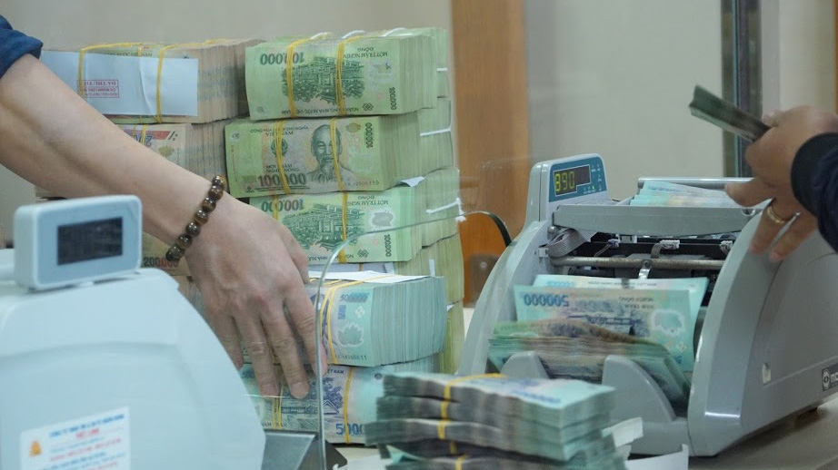 Lãi suất trúng thầu vẫn nối dài đà giảm - Ảnh: Quang Phúc