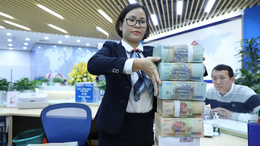 Lãi suất VND liên ngân hàng giảm mạnh - Ảnh: Quang Phúc