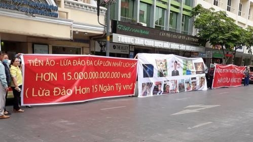 Hình ảnh người tham gia tố cáo Modern Tech lừa đảo 15.000 tỷ lan tràn trên mạng xã hội.