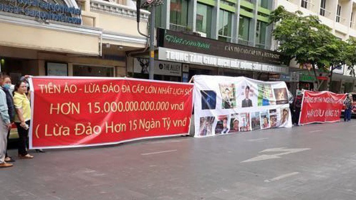 Hình ảnh người tham gia tố cáo Modern Tech lừa đảo 15.000 tỷ đồng.