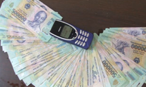 Đóng dấu, bấm lỗ tiền giả