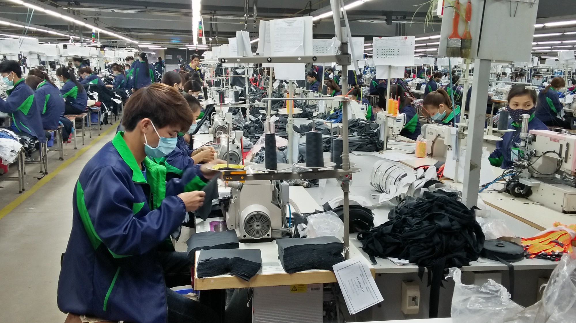 Tiền lương tối thiểu hiện nay mới đáp ứng trên 95% nhu cầu sống tối thiểu của người lao động, trong khi mức đề xuất của các bên đang "vênh" nhau khá cao. Ảnh minh họa. N.Dương. 