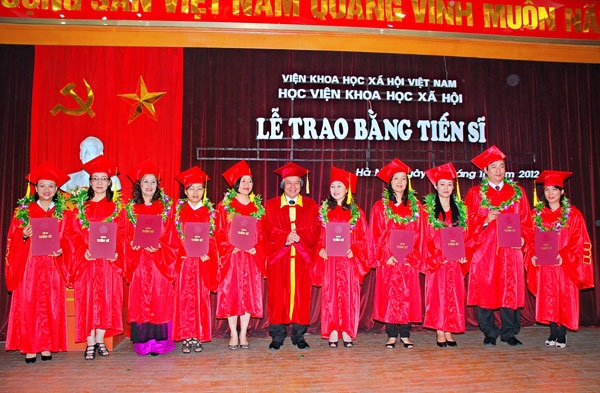 Thủ tướng quyết định bãi bỏ nhiều thủ tục trong quá trình bảo vệ và cấp bằng đào tạo tiến sĩ.<br>