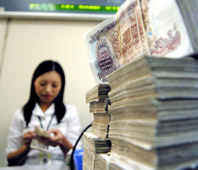 Tiền cotton vẫn có giá trị lưu hành như tiền polymer. Ảnh: Việt Tuấn.