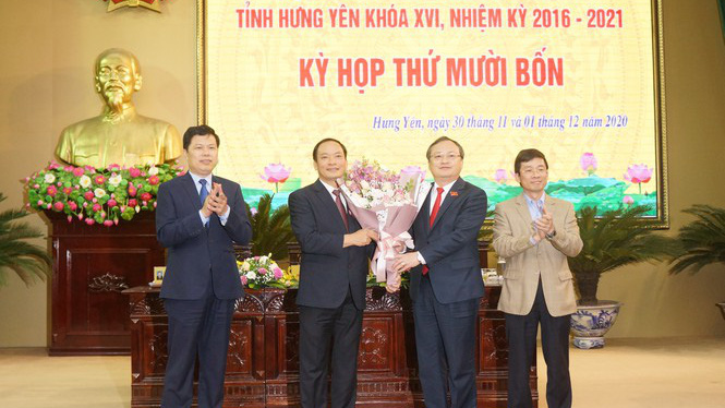 Lãnh đạo tỉnh Hưng Yên tặng hoa chúc mừng ông Trần Quốc Văn.