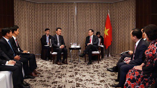 Phó Thủ tướng Vương Đình Huệ và lãnh đạo Công ty Alliex. Ảnh: VGP/Thành Chung