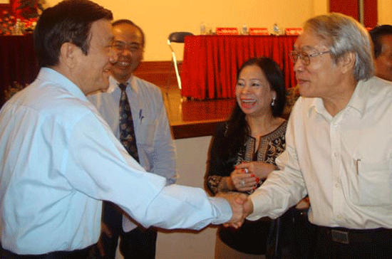 Ông Trương Tấn Sang, Ủy viên Bộ Chính trị, Thường trực Ban Bí thư (bên trái), tiếp xúc cử tri quận 1 – Tp.HCM, sáng 8/5. Ảnh: Thanh Nhàn