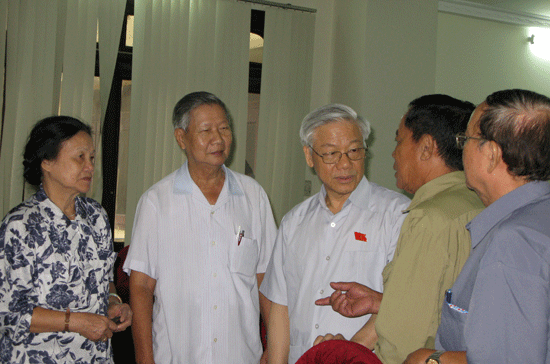 Tổng bí thư Nguyễn Phú Trọng (người đứng giữa) trao đổi với cử tri quận Ba Đình - Ảnh: Lê Lê.