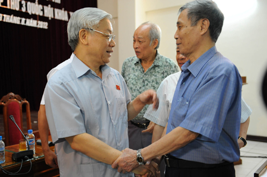 Tổng bí thư Nguyễn Phú Trọng (bên trái) trò chuyện với cử tri quận Ba Đình - Ảnh: HL.