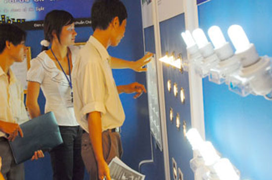 Hiện nay người dân quen dần và chọn mua bóng đèn compact để tiết kiệm điện - Ảnh: HTD