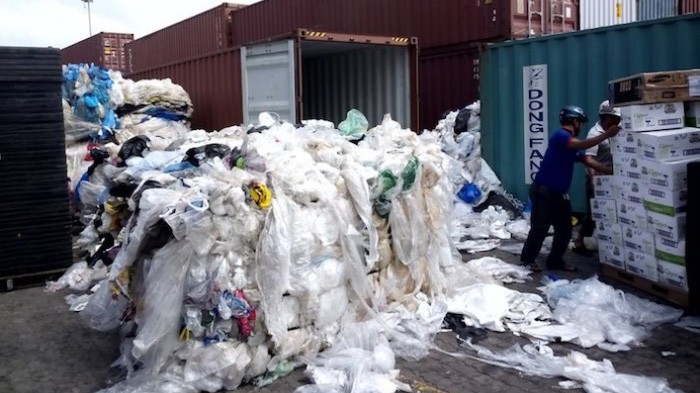 Với tình trạng ùn ứ hàng ngàn container phế liệu cần một giải pháp mạnh tay. 