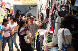 Người tiêu dùng được khuyến khích tiêu dùng lành mạnh, thân thiện với môi trường - Ảnh: Việt Tuấn.