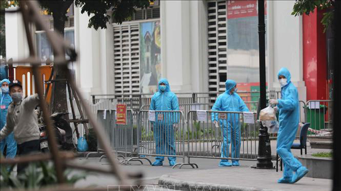 Chung cư nơi bệnh nhân ở bị phong tỏa. Ảnh - TTXVN. 