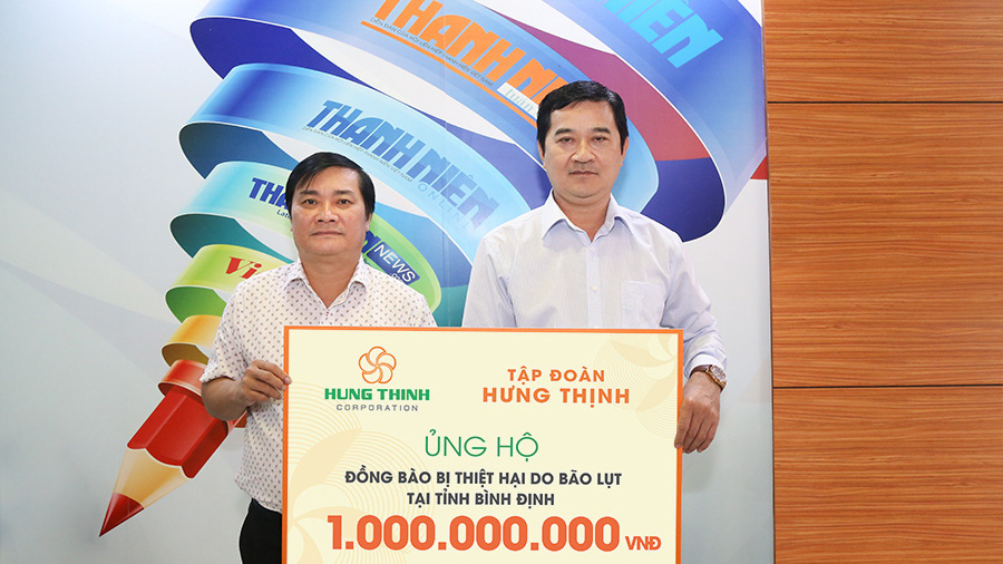 Ông Trương Văn Việt - Phó Tổng giám đốc Tập đoàn Hưng Thịnh (bên phải) đã trao 1 tỷ đồng cho ông Nguyễn Ngọc Toàn - Phó Tổng Biên tập báo Thanh Niên (bên trái).