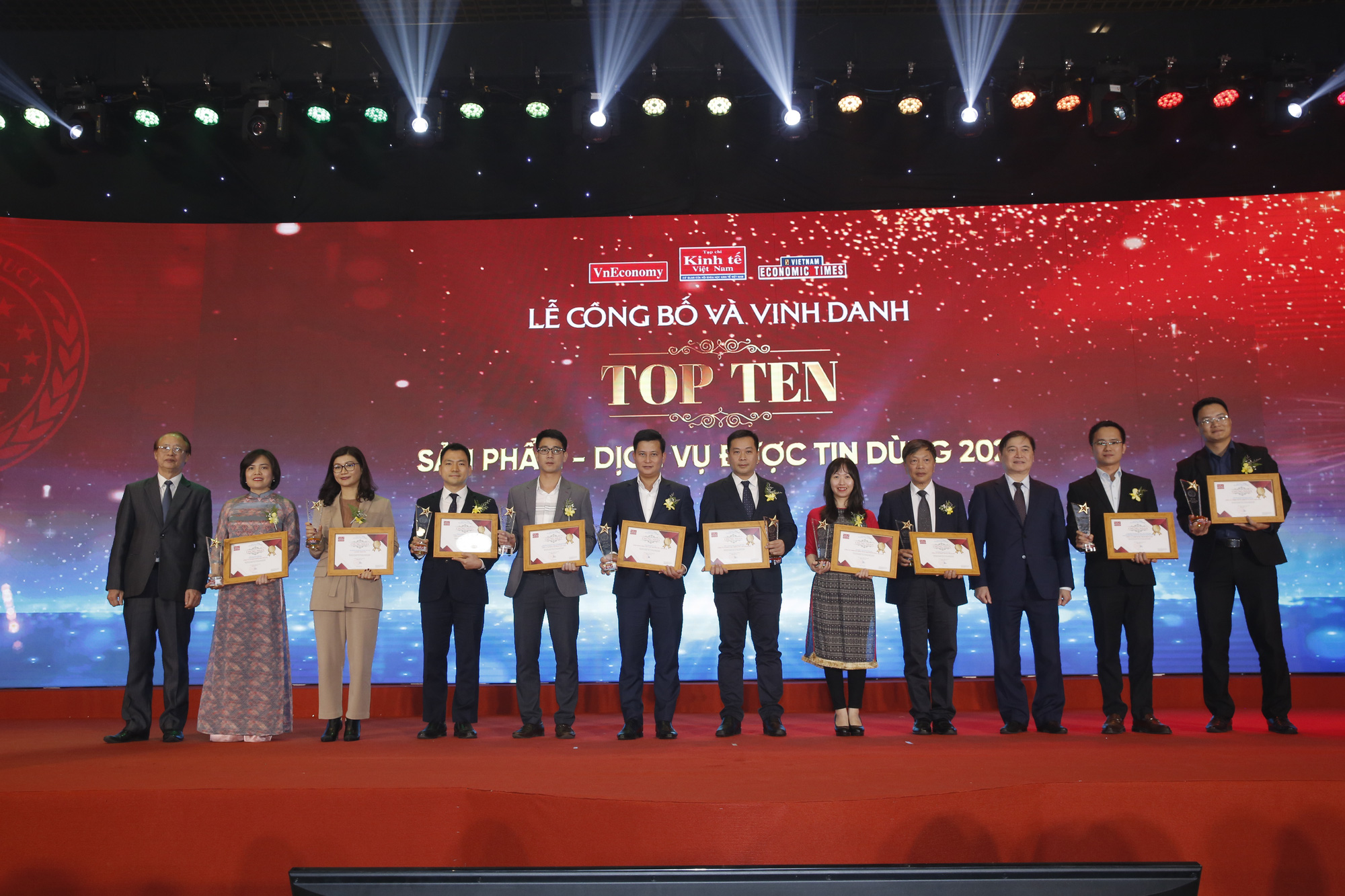 Top 10 sản phẩm, dịch vụ được tin dùng năm 2020: Dịch vụ internet được tin dùng nhất 2020 của Công ty Cổ phần Viễn thông FPT - FPT Telecom; Hệ thống “Smart Digital Branch - Chi nhánh số hoá thông minh (SDB) - Ngân hàng TMCP Công Thương Việt Nam –Vietinbank; Sản phẩm “PRU Đầu tư linh hoạt” - Công ty TNHH Bảo hiểm nhân thọ Prudential Việt Nam; Sản phẩm Gạo đặc sản ST 24 – top 3 gạo ngon nhất thế giới và Sản phẩm gạo Japonica - Giống gạo Nhật được ưa thích của Công ty CP Tập đoàn Tân Long; Sản phẩm Thịt mát Meatdeli - Công ty Cổ phần MASAN Meatlife; Bình giữ nhiệt LOCK & LOCK (Tumblers) và Các sản phẩm đồ gia dụng LOCK & LOCK (Home Appliances) - Công ty TNHH LOCK & LOCK HCM; Nhóm sản phẩm thuốc ho bổ phế Bảo Thanh, Dầu gội dược liệu Nguyên Xuân, Kem đánh răng dược liệu Ngọc Châu, Kem đánh răng dược liệu Ngọc Châu trắng sáng, dung dịch vệ sinh phụ nữ Dạ Hương của Công ty TNHH Dược phẩm Hoa Linh; Sàn thương mại điện tử có tốc độ phát triển nhanh nhất và uy tín- LAZADA Vietnam; Dịch vụ môi giới chứng khoán tốt nhất - Công ty TNHH Chứng khoán YUANTA Việt Nam; Flamingo Đại Lải Resort - Resort được yêu thích nhất - Công ty cổ phần Hồng Hạc Đại Lải.