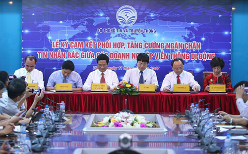 <font face="Arial, Verdana"><span style="font-size: 13.3333px;">5 mạng di động Viettel, VNPT-VinaPhone, MobiFone, Vietnamobile, Gtel ký cam kết chặn tin nhắn rác tại trụ sở Bộ Thông tin và Truyền thông,&nbsp;</span></font><span style="font-family: Arial, Verdana; font-size: 13.3333px;">chiều 11/5/2017.</span>