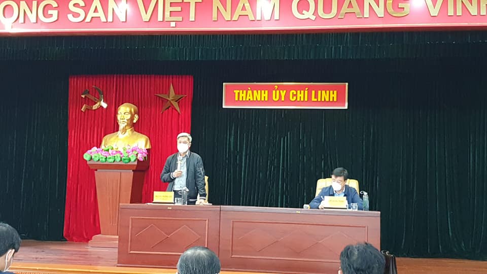 Bí thư Tỉnh ủy Hải Dương Phạm Xuân Thăng và Thứ trưởng Bộ Y tế Nguyễn Trường Sơn làm việc tại Tp Chí Linh về công tác phòng, chống dịch ngày 18/2. Ảnh - Bộ Y tế cung cấp.