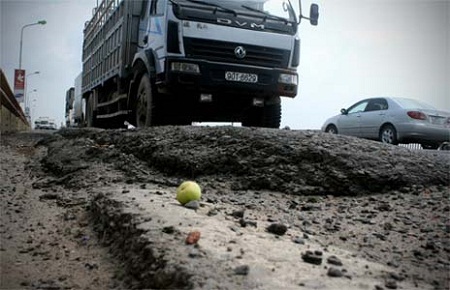 ộ Giao thông Vận tải sẽ mời các chuyên gia hàng đầu trên thế giới để nghiên cứu, xem xét sửa chữa tổng thể toàn bộ mặt cầu Thăng Long. 