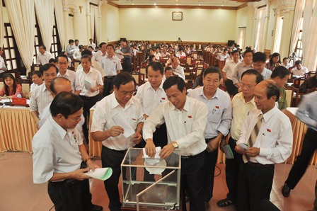 Bỏ phiếu tín nhiệm tại Hội đồng nhân dân tỉnh Thừa Thiên-Huế<br>(Ảnh: Dân Trí)<br>