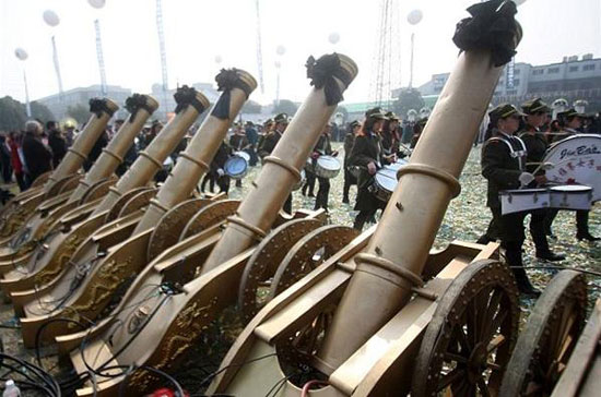 Những khẩu đại bác sơn vàng được dùng trong đám tang mẹ một doanh nhân Trung Quốc.