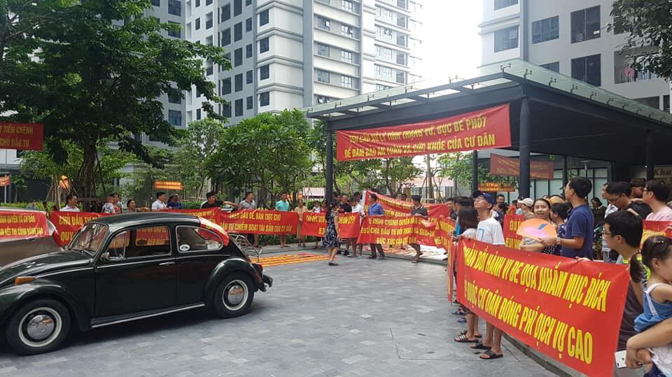 Cư dân TNR Goldmark City xuống đường căng băng rôn phản đối chủ đầu tư thu phí dịch vụ quá cao.