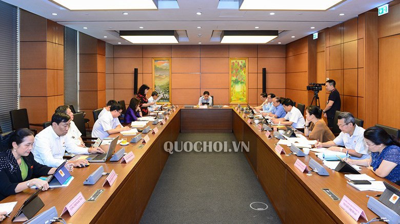 Khi thảo luận tại tổ, nhiều đại biểu băn khoăn về đề xuất tăng tuổi nghỉ hưu.