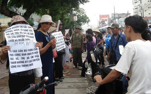Tính đến hết tháng 6/2013, số lượng đơn thư khiếu kiện tăng khoảng 6,9% 
và số lượt đoàn đông người tăng 19,8% so với cùng kỳ năm 2012. 