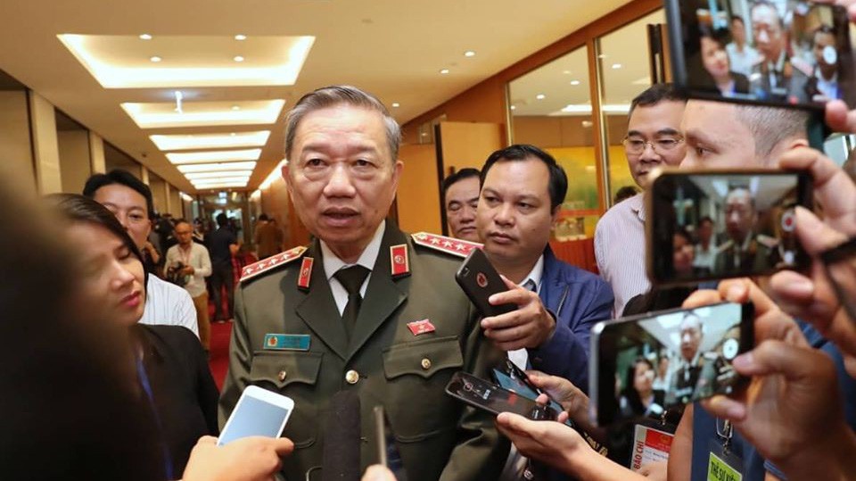 Sáng 4/11 rất đông phóng viên đã "vây" Bộ trưởng Bộ Công an Tô Lâm để hỏi về thông tin vụ việc 39 người tử vong tại Anh, trong đó có nạn nhân người Việt - Ảnh: Quang Phúc 