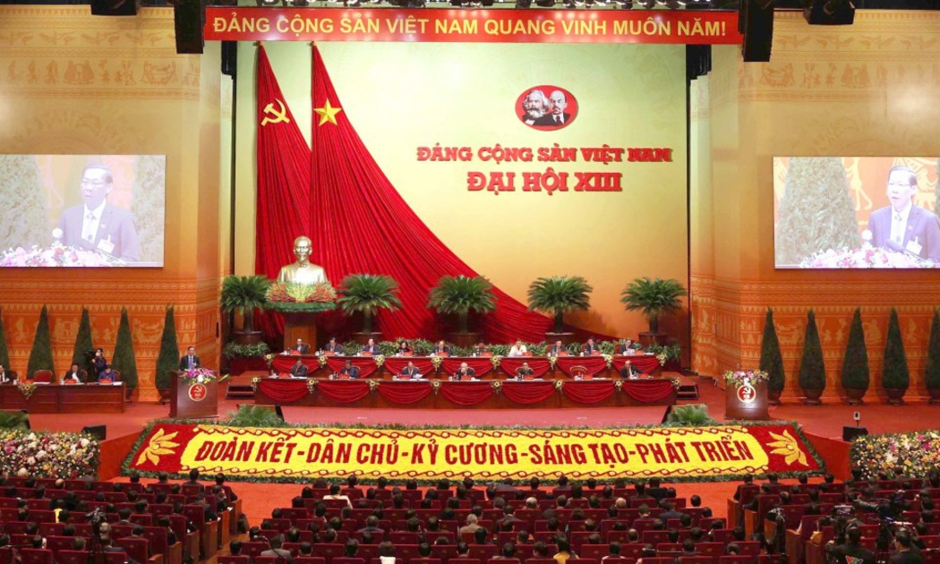 Ngày 28/1, đại biểu dự Đại hội XIII của Đảng  làm việc tại hội trường, tiếp tục thảo luận các văn kiện Đại hội.