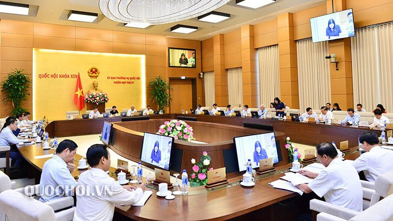 Uỷ ban Thường vụ Quốc hội cho ý kiến về báo cáo của Chính phủ về tình hình thi hành Hiến pháp, luật, nghị quyết của Quốc hội. 