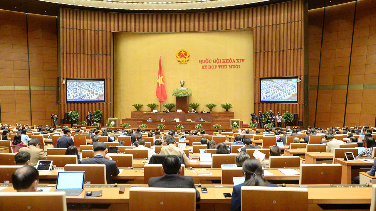 Quốc hội thảo luận ở hội trường về dự án Luật Giao thông đường bộ (sửa đổi) sáng 16/11/2020 - Ảnh: Quochoi.vn