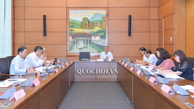 Đầu kỳ họp, Quốc hội đã thảo luận tại tổ về dự án Luật sửa đổi, bổ sung một số điều 
của Luật Cán bộ, công chức và Luật Viên chức