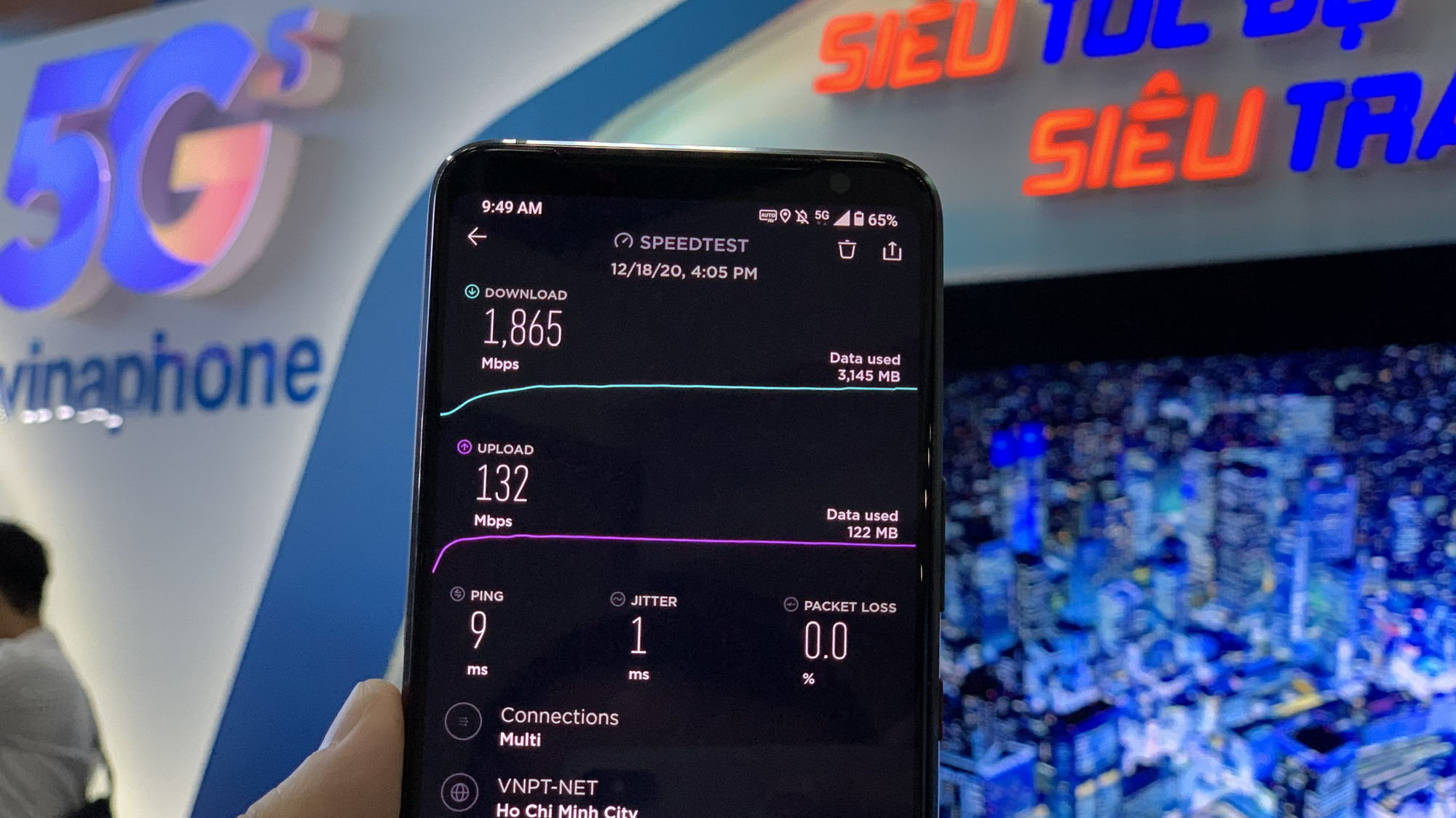 Tại thời điểm công bố vùng phủ sóng trên, tốc độ tải xuống (download) mạng 5G của VinaPhone lên tới hơn 1,8 Gbps - ảnh: Lê Mỹ.