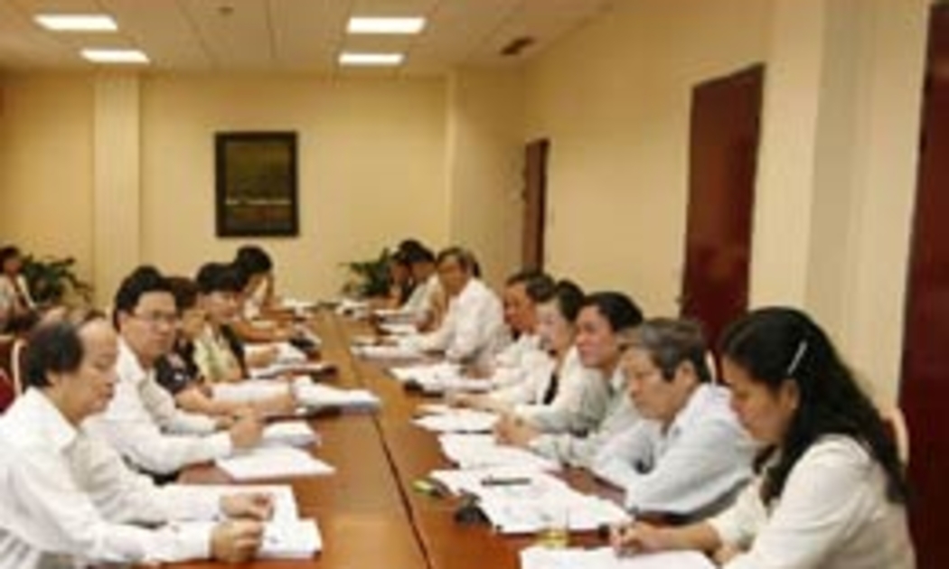 Đại biểu Quốc hội thảo luận tại tổ.