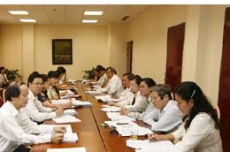 Đại biểu Quốc hội thảo luận tại tổ.