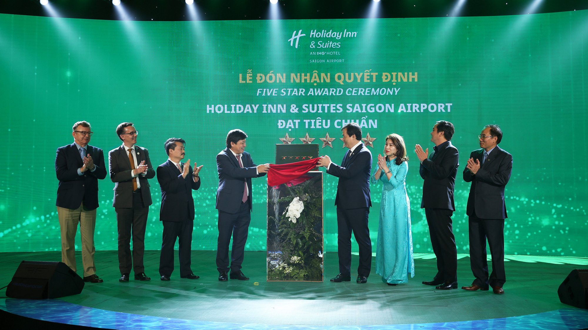 Ông Nguyễn Trùng Khánh - Tổng cục trưởng Tổng cục du lịch trao chứng nhận 5 sao cho Holiday Inn & Suites Saigon Airport.