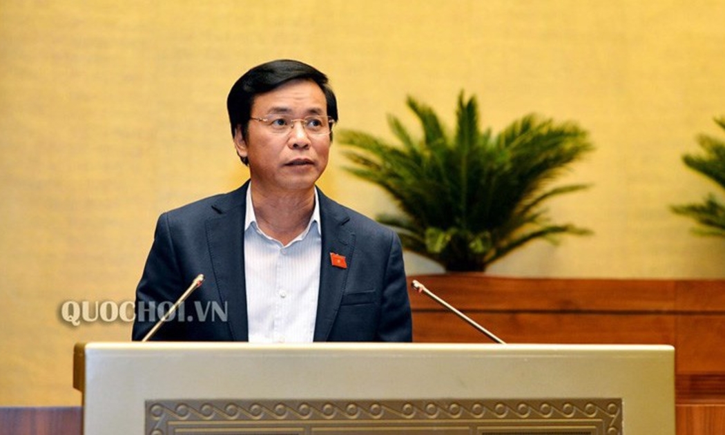Tổng thư ký Quốc hội Nguyễn Hạnh Phúc trình bày tờ trình dự án luật
